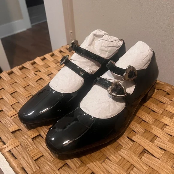 Black Patent Leather Mary Jane Shoes with Heart Buckles - Picture 2 of 4